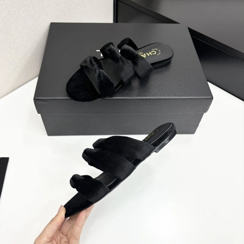 Durable Chxnxl Slippers 119006