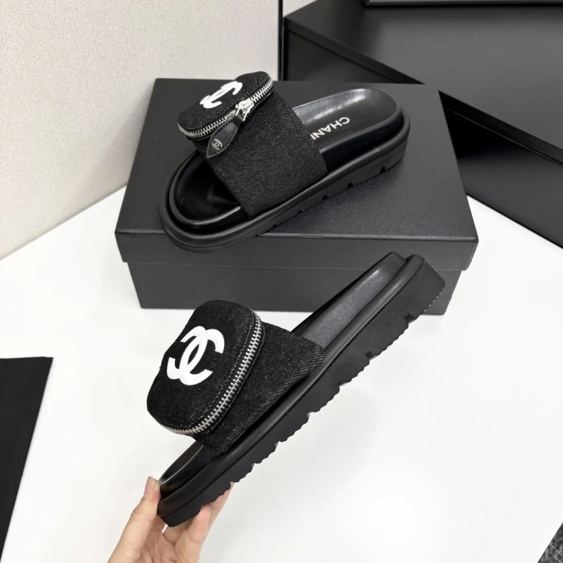 Unique Chxnxl Slippers 119004