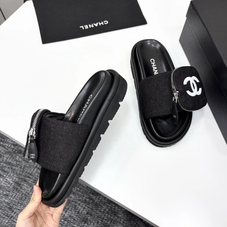 Unique Chxnxl Slippers 119004