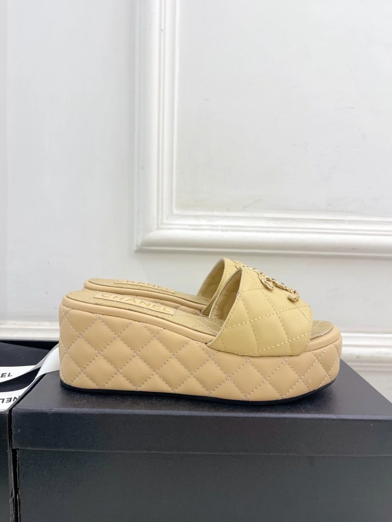 Lightweight Chxnxl Slippers 119002