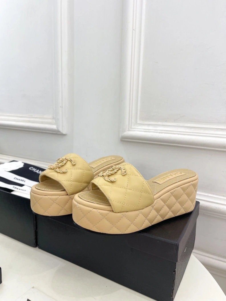 Lightweight Chxnxl Slippers 119002
