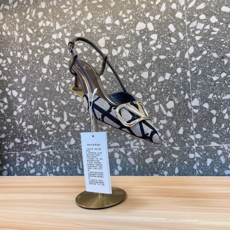 Versatile Vxlxntino Sandals 229465