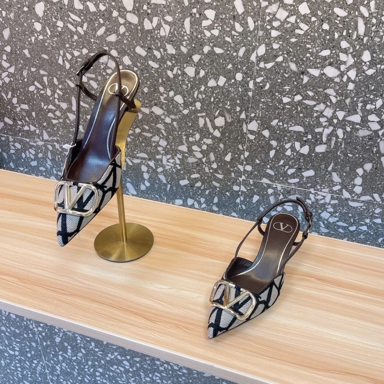 Versatile Vxlxntino Sandals 229465