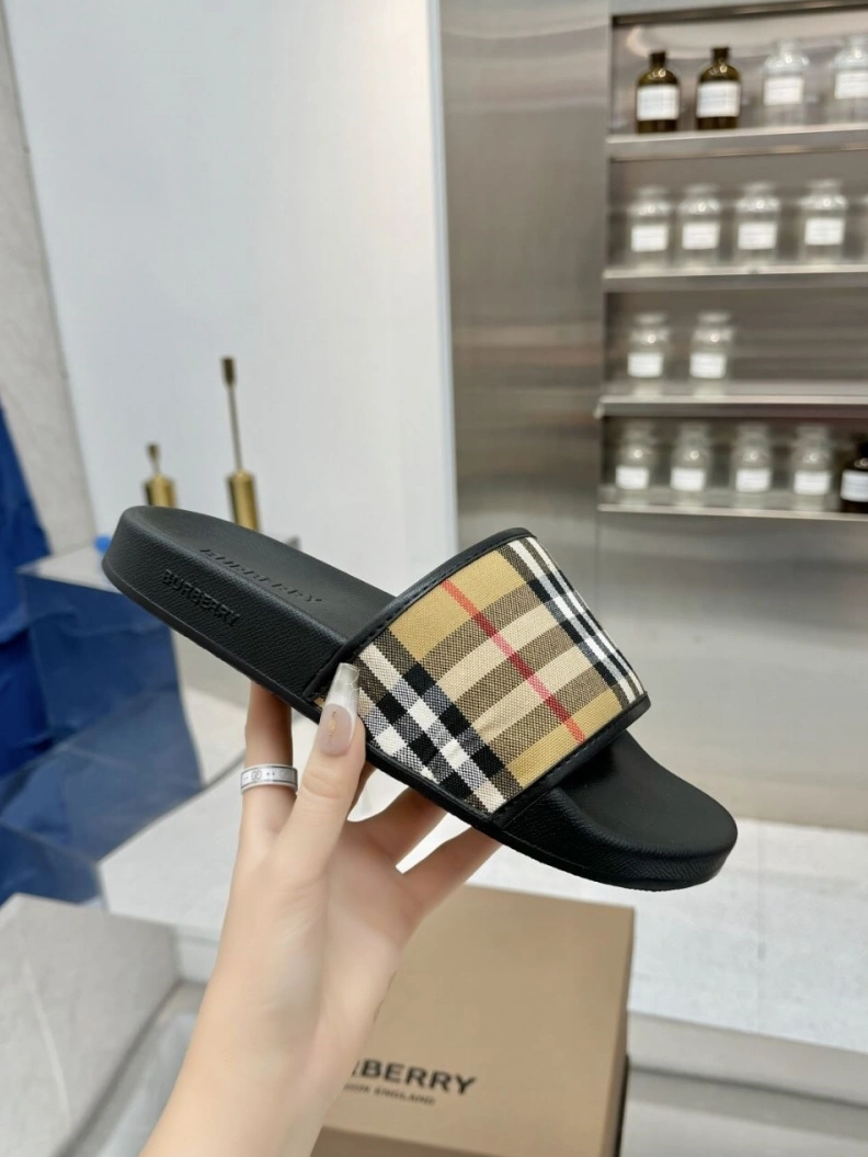 Fashionable Bxrbxrry Slippers 114835