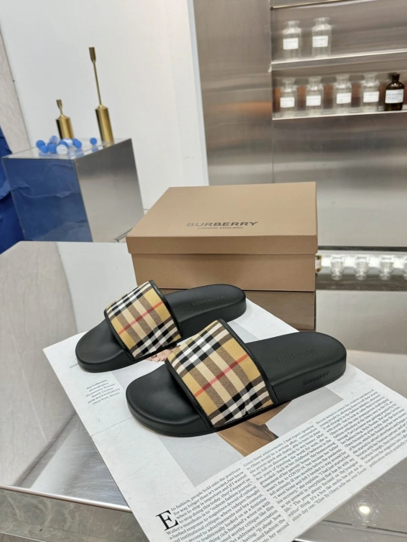 Fashionable Bxrbxrry Slippers 114835