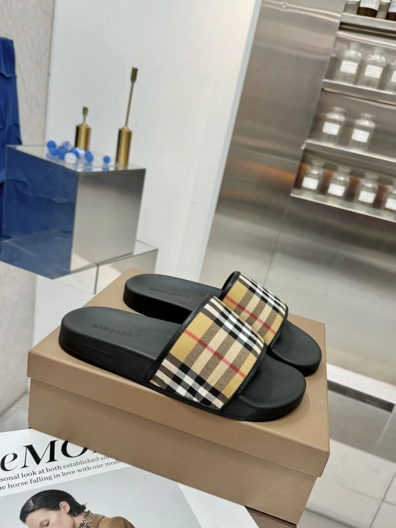 Fashionable Bxrbxrry Slippers 114835