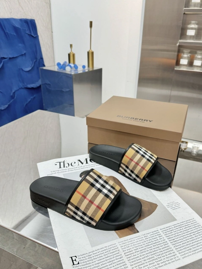 Fashionable Bxrbxrry Slippers 114835