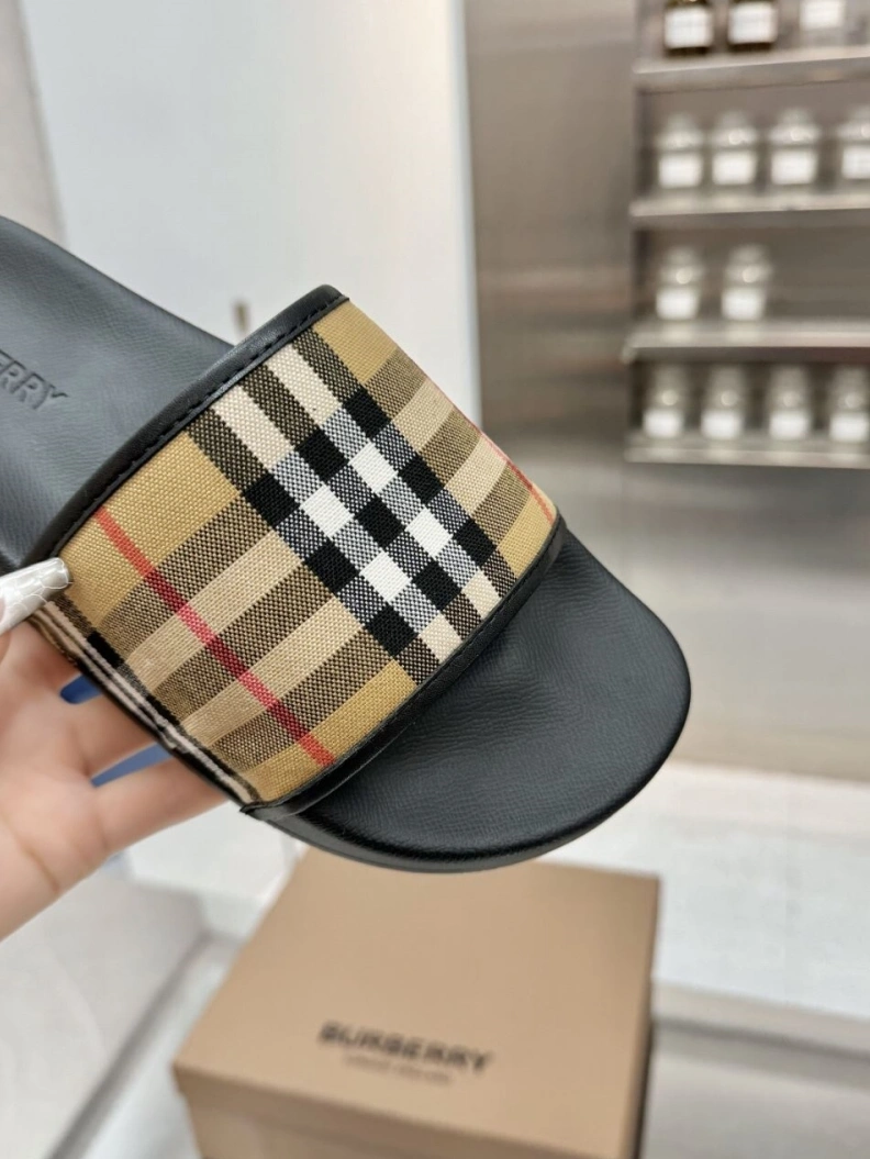 Fashionable Bxrbxrry Slippers 114835