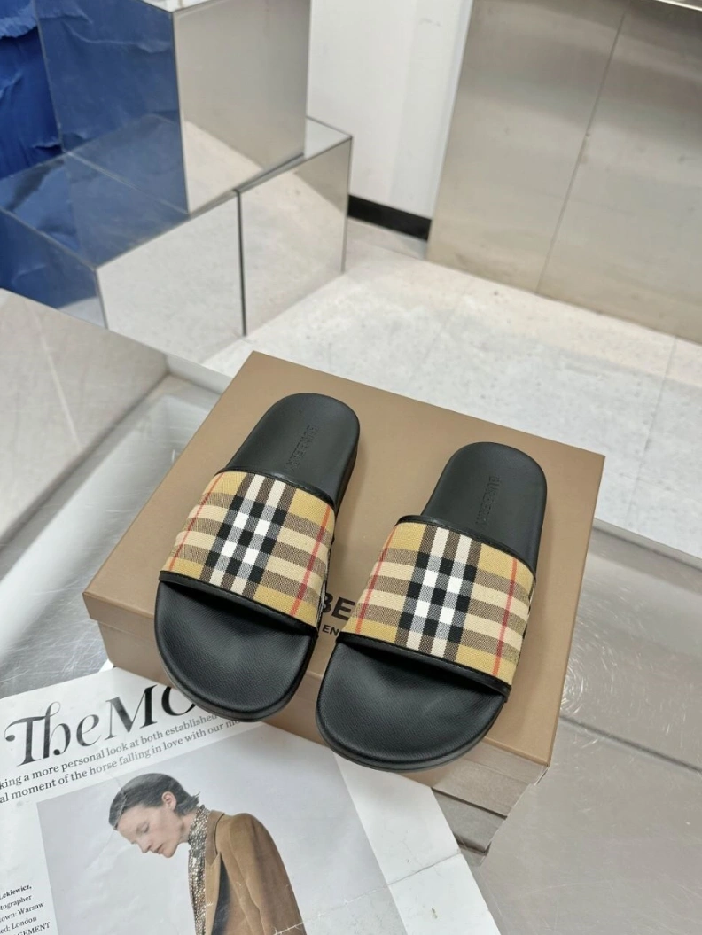 Fashionable Bxrbxrry Slippers 114835