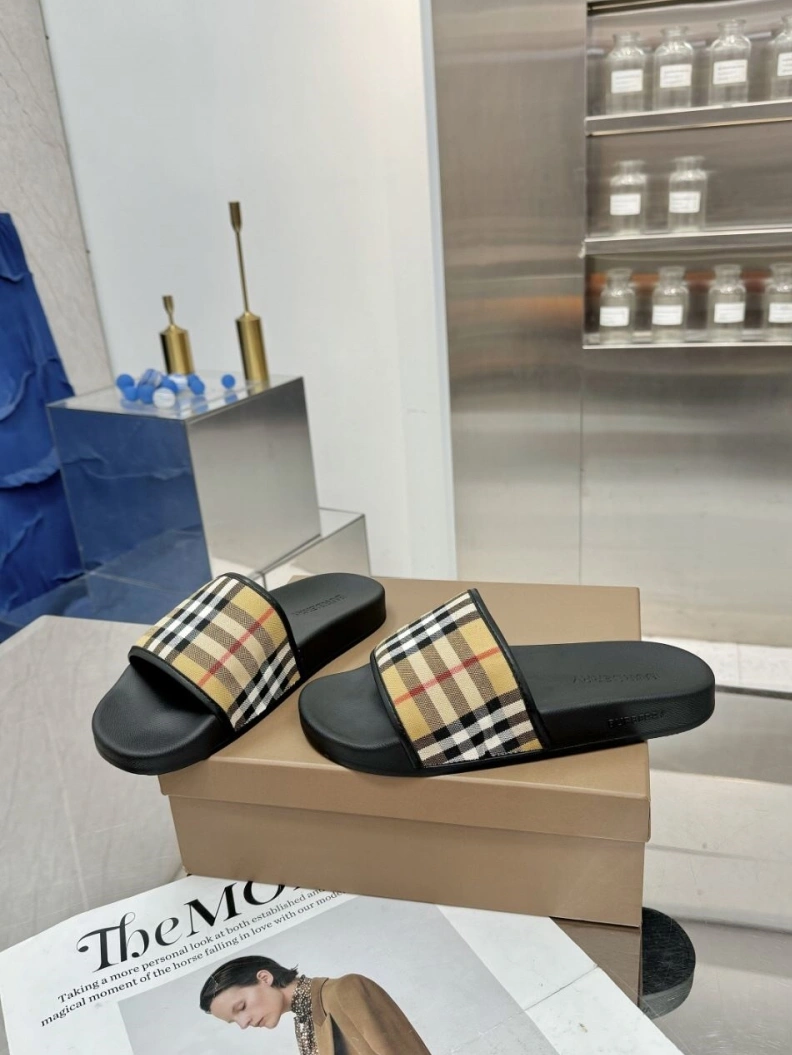 Fashionable Bxrbxrry Slippers 114835