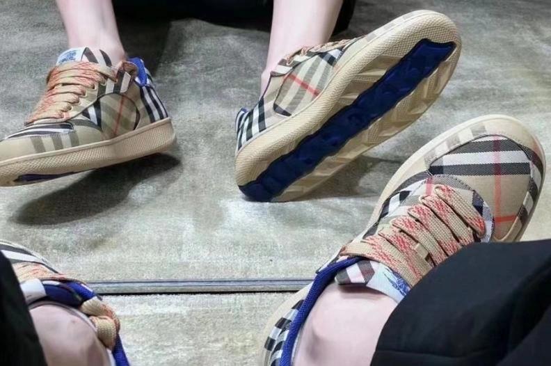 Stylish Bxrbxrry Sneakers 114841