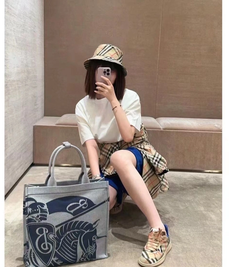 Stylish Bxrbxrry Sneakers 114841