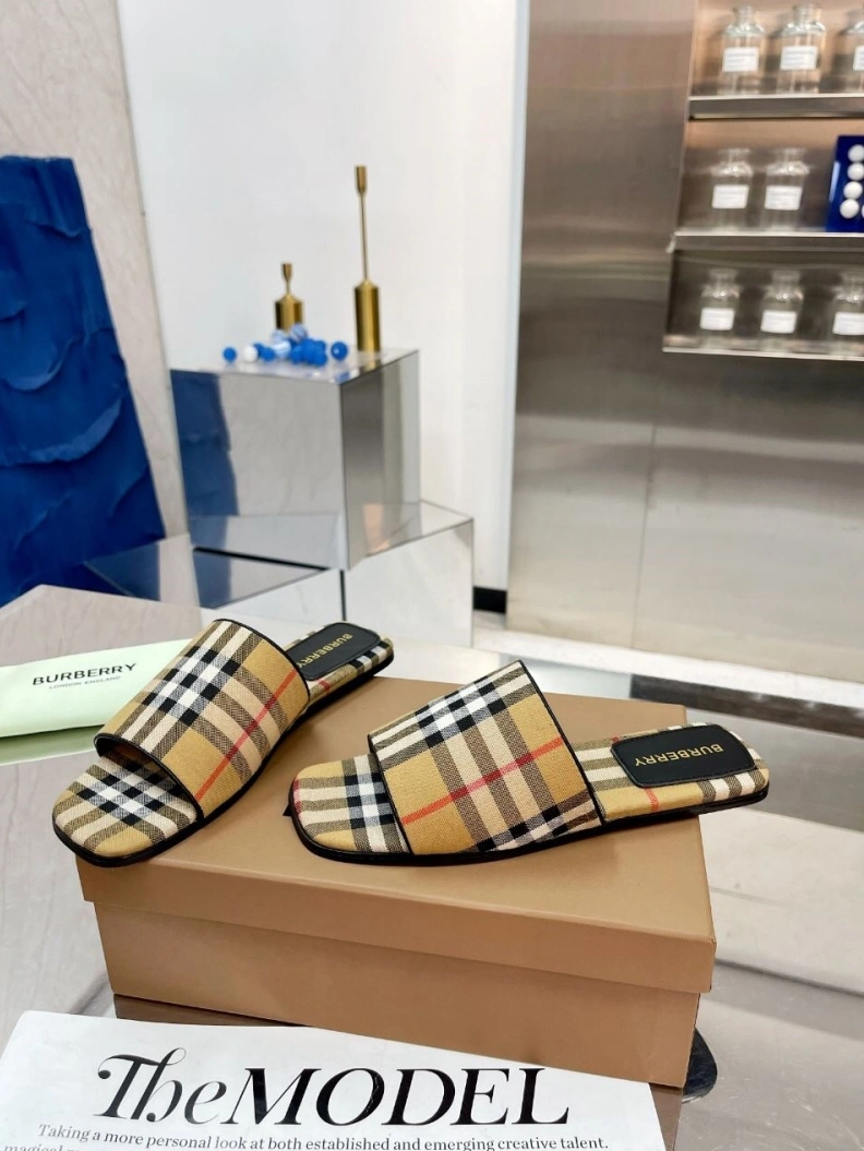 Minimalist Bxrbxrry Slippers 114826