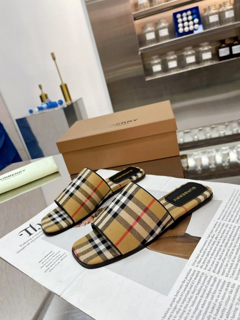 Minimalist Bxrbxrry Slippers 114826