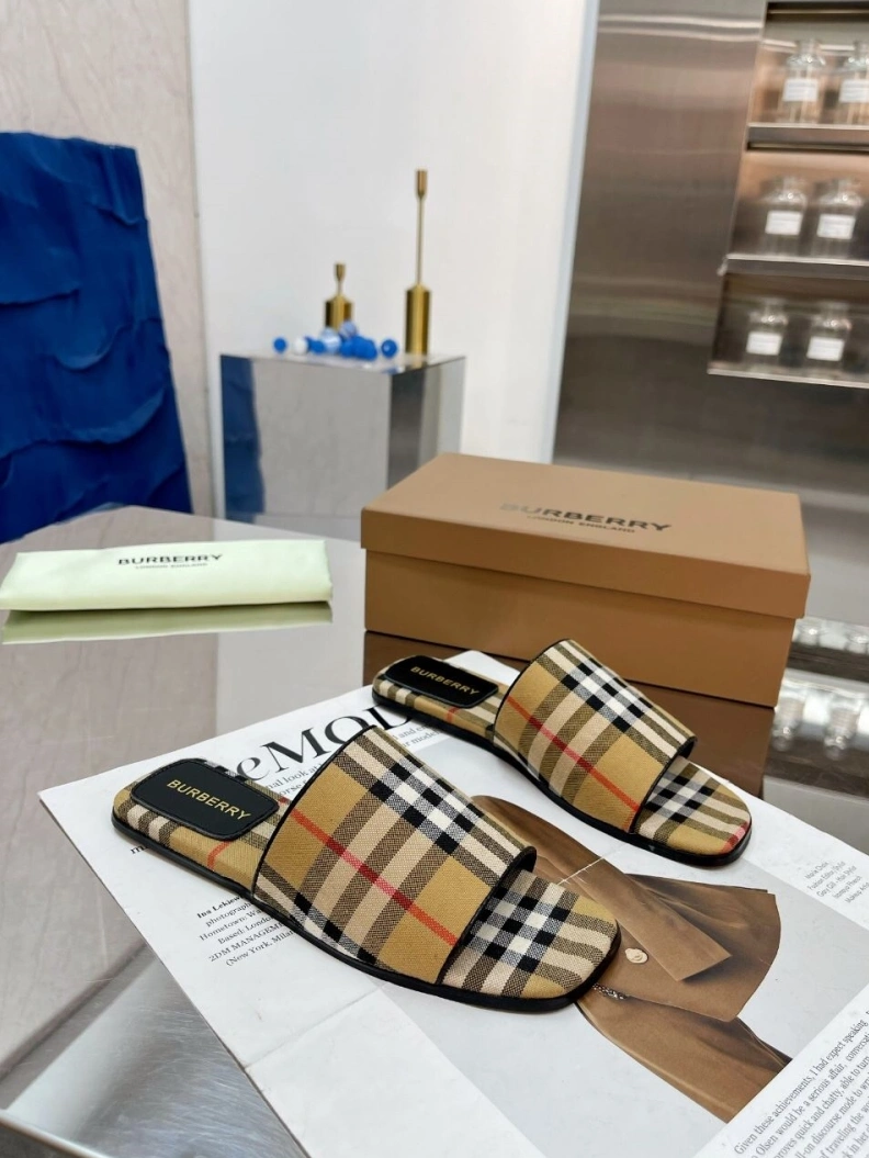 Minimalist Bxrbxrry Slippers 114826
