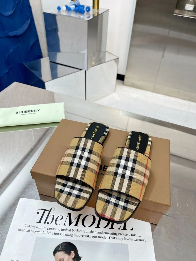 Minimalist Bxrbxrry Slippers 114826