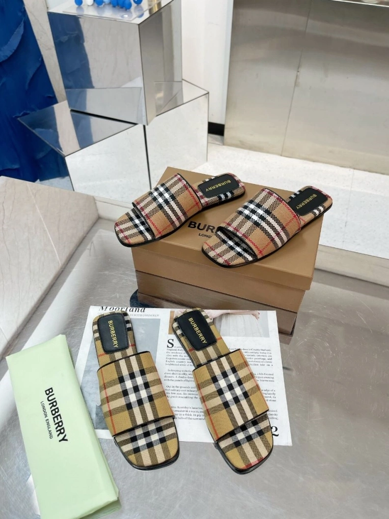 Minimalist Bxrbxrry Slippers 114826