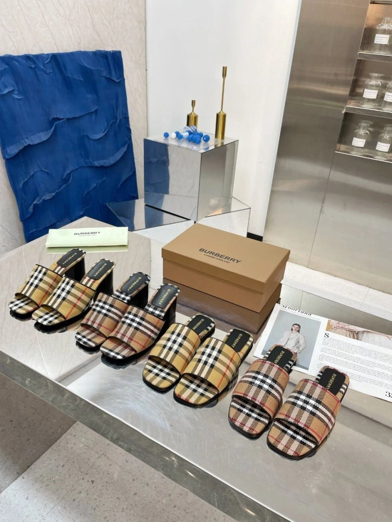 Minimalist Bxrbxrry Slippers 114826