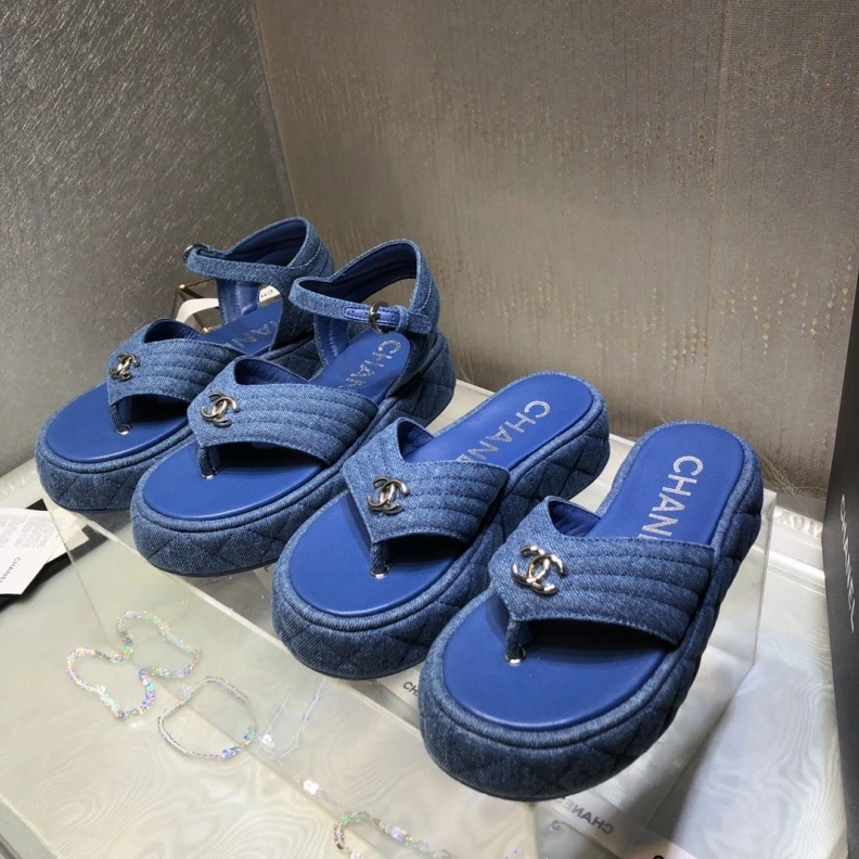 Versatile Chxnxl Slippers 118992