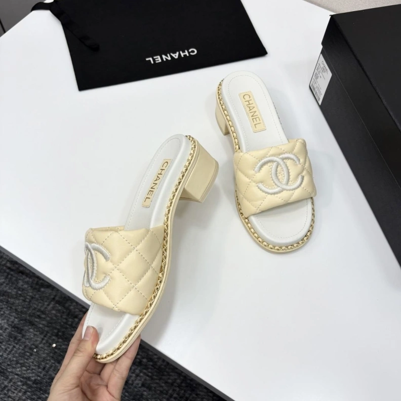 HighQuality Chxnxl Slippers 118987