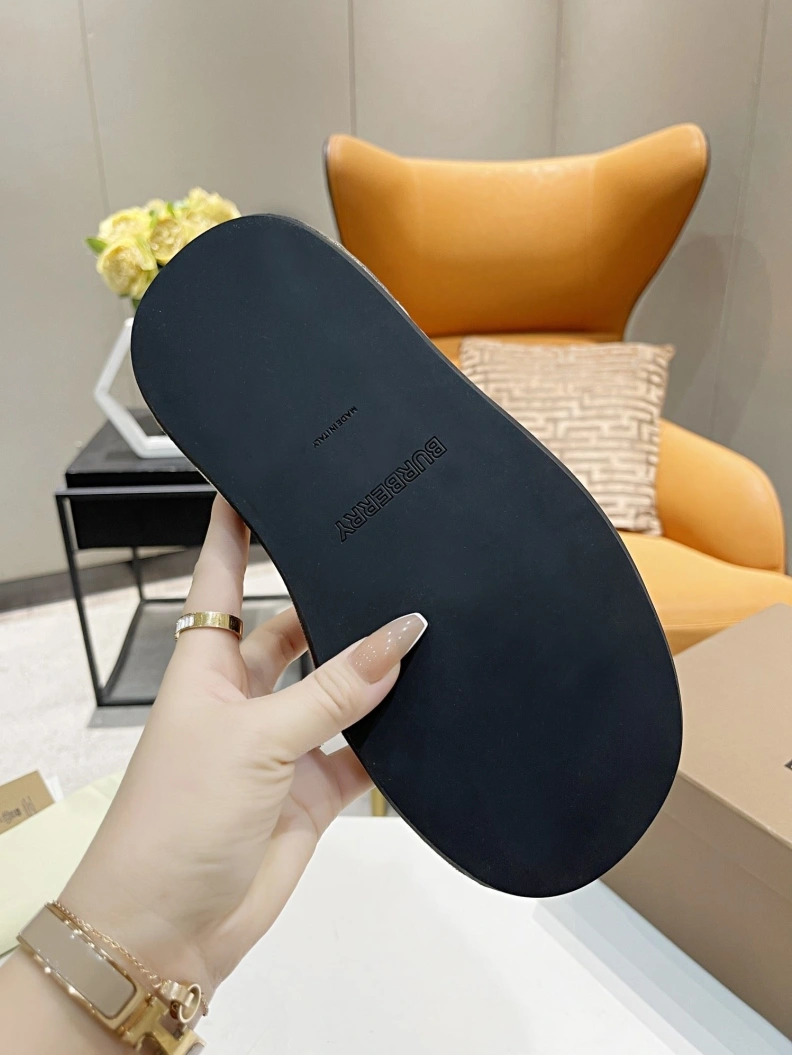 Elegant Bxrbxrry Slippers 114828