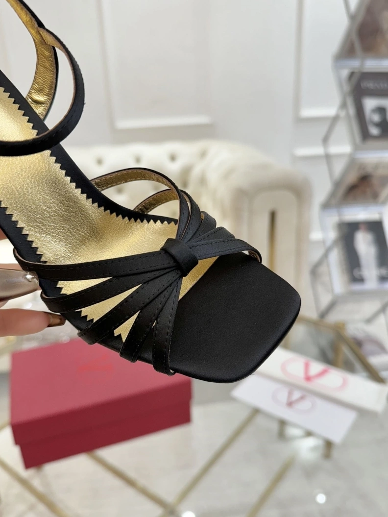 Elegant Vxlxntino Sandals 229449