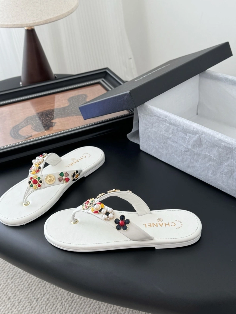 Unique Chxnxl Slippers 118979