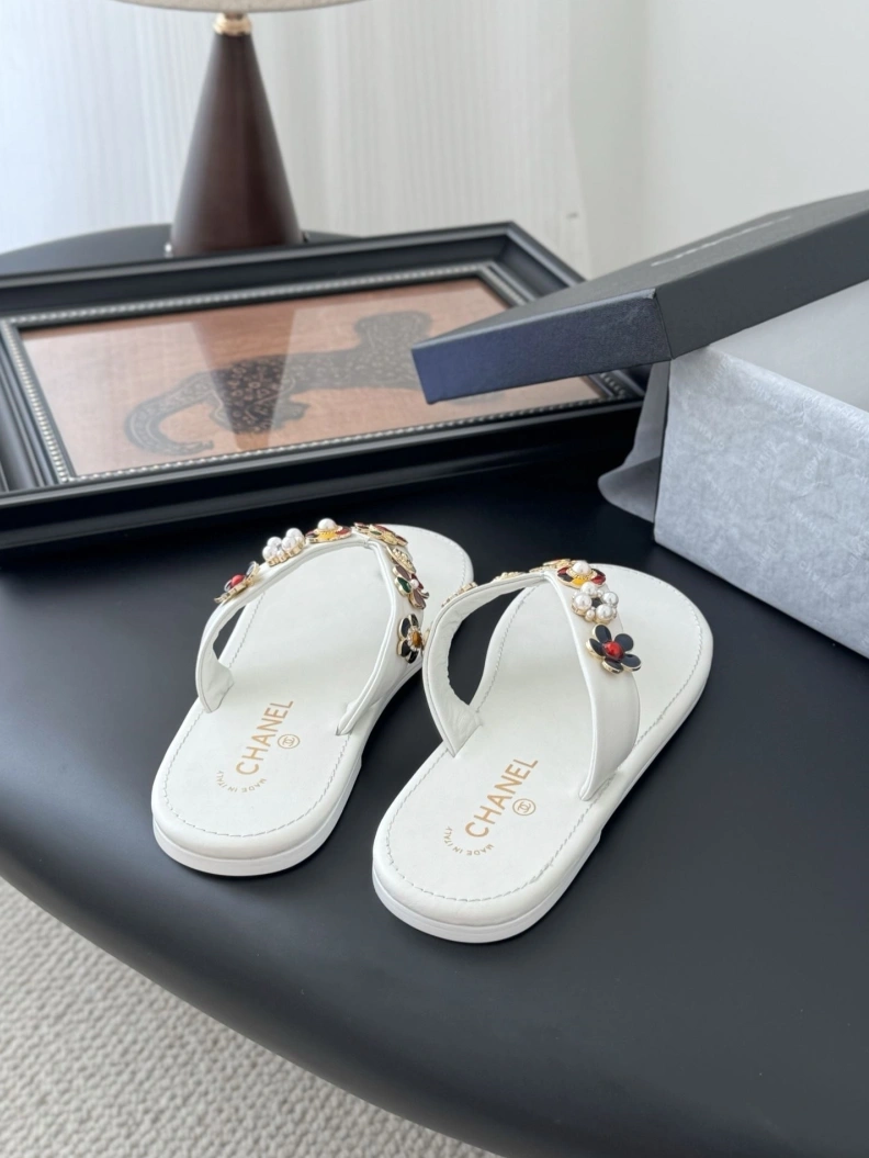 Unique Chxnxl Slippers 118979