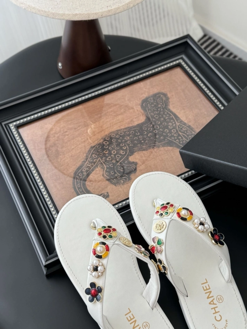 Unique Chxnxl Slippers 118979
