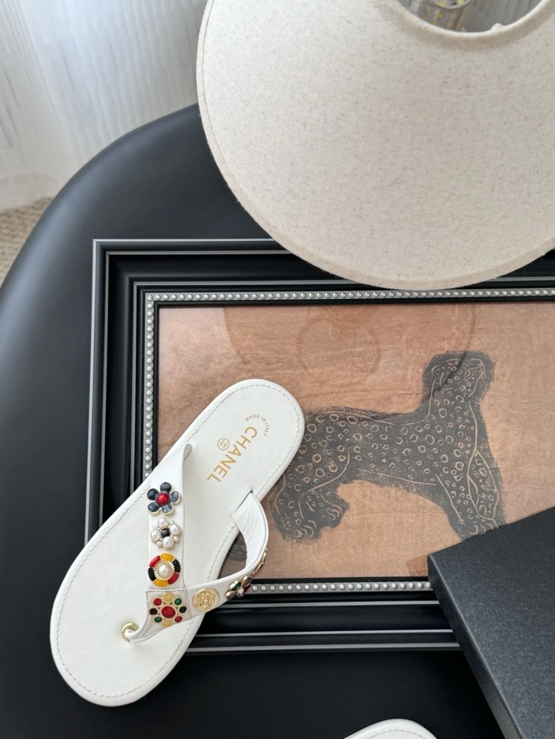 Unique Chxnxl Slippers 118979