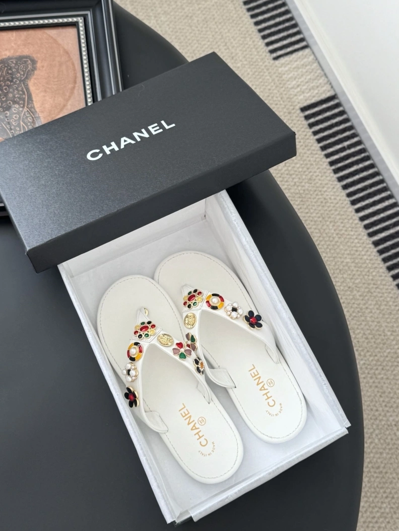 Unique Chxnxl Slippers 118979