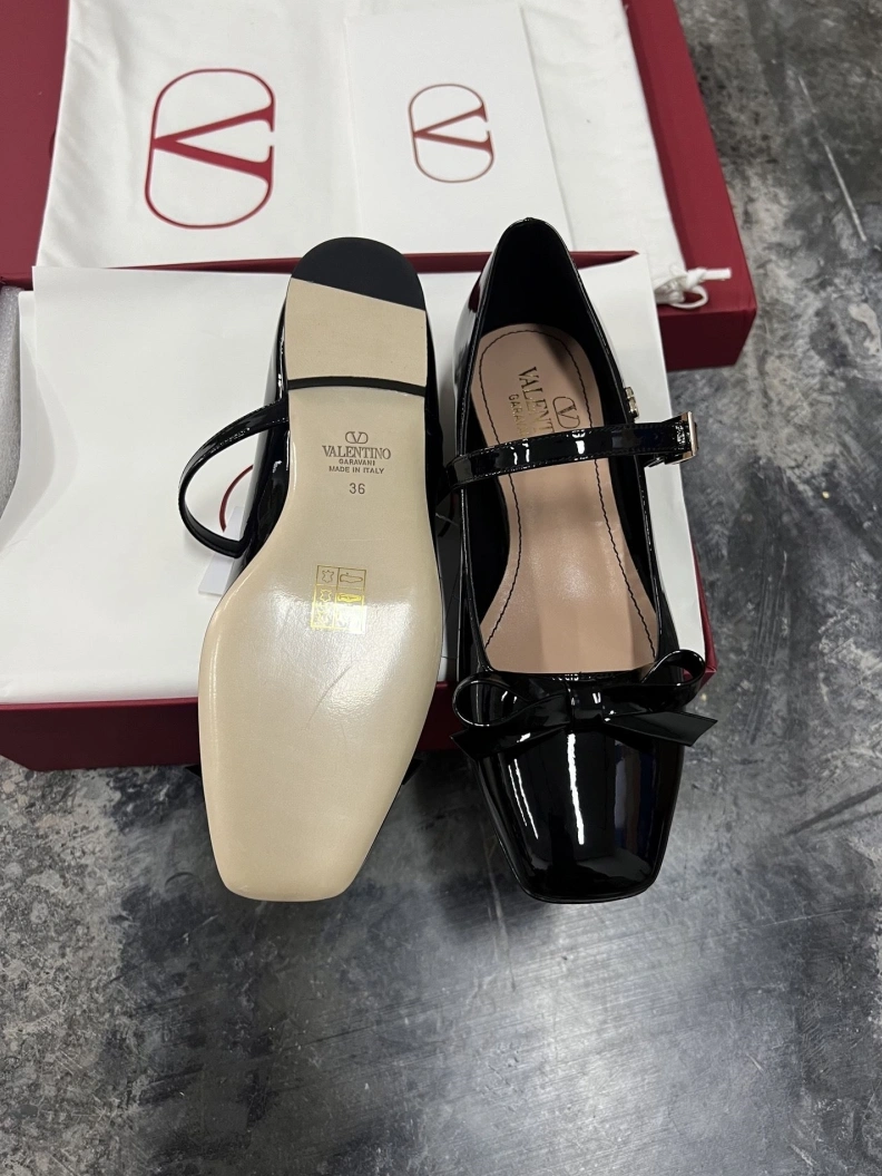 Fashionable Vxlxntino flat shoes 229574