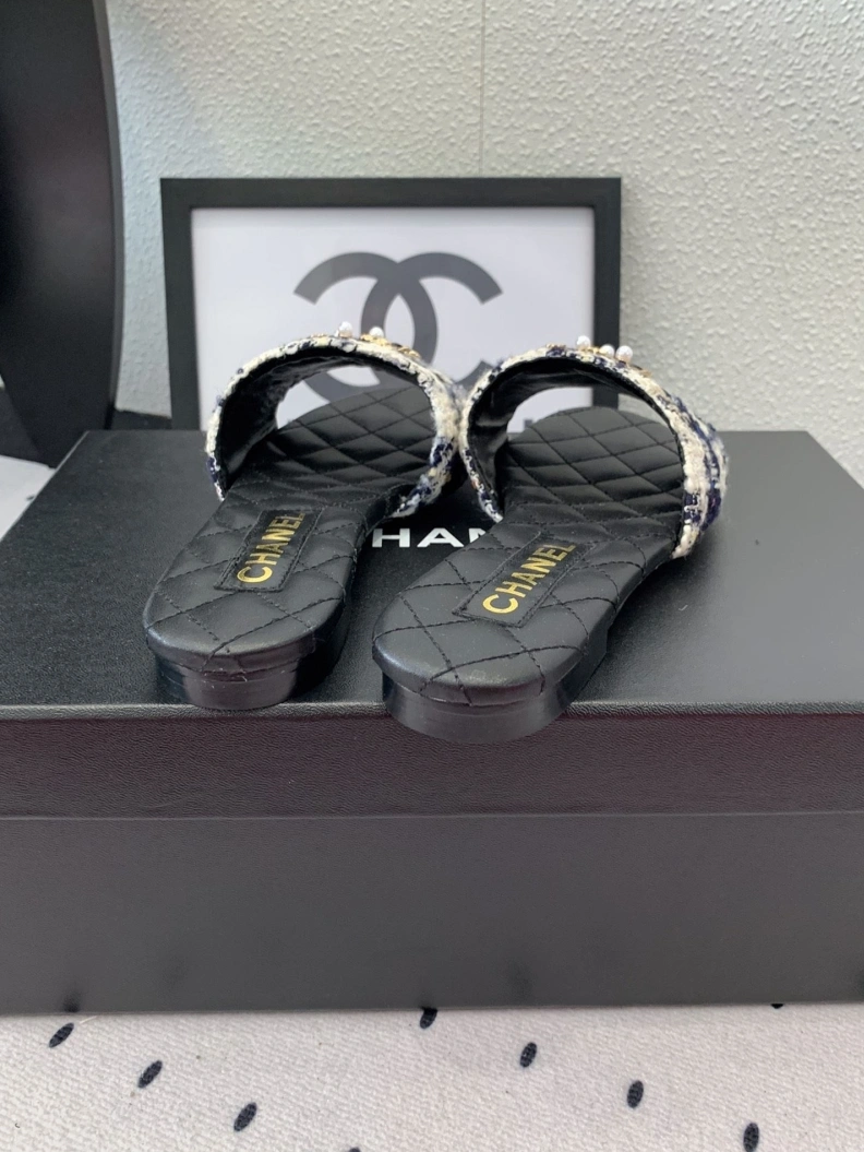 EyeCatching Chxnxl Slippers 118969