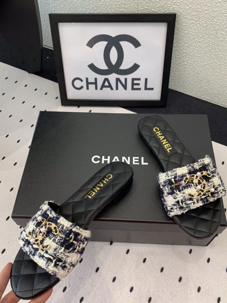 EyeCatching Chxnxl Slippers 118969