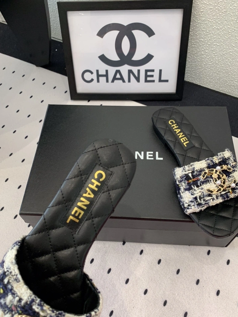 EyeCatching Chxnxl Slippers 118969