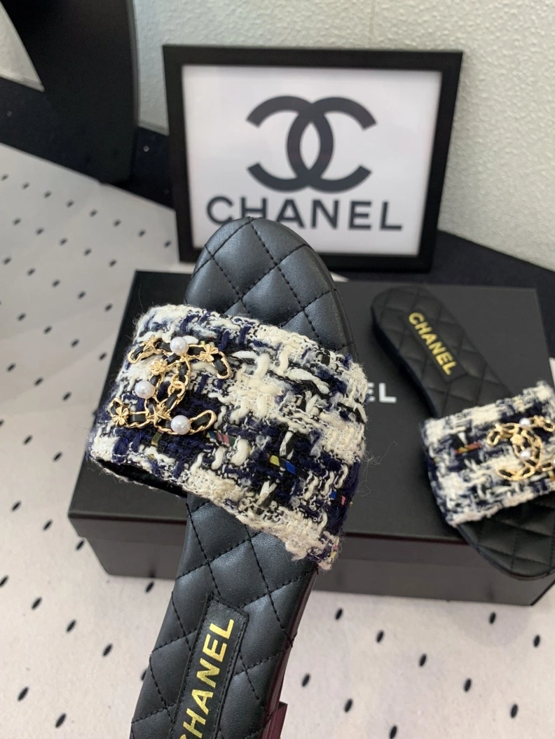 EyeCatching Chxnxl Slippers 118969
