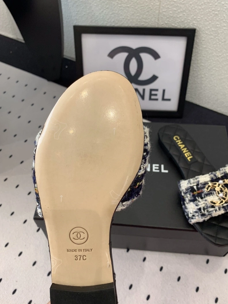 EyeCatching Chxnxl Slippers 118969