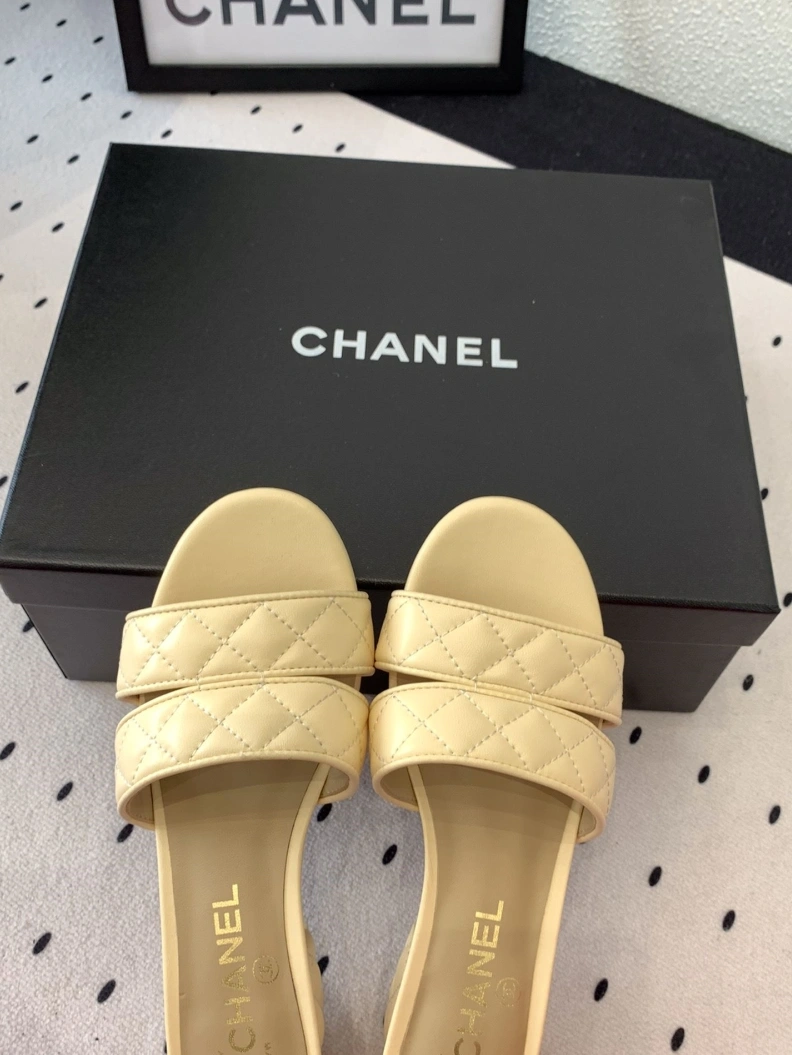 Minimalist Chxnxl Slippers 118961