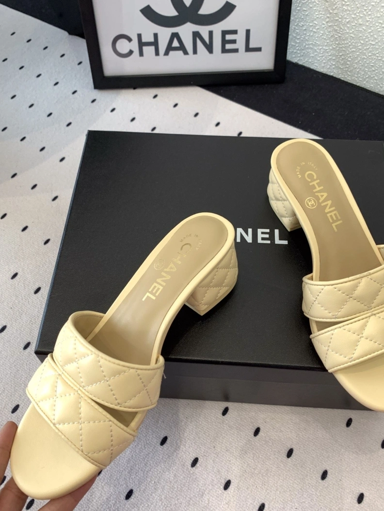 Minimalist Chxnxl Slippers 118961