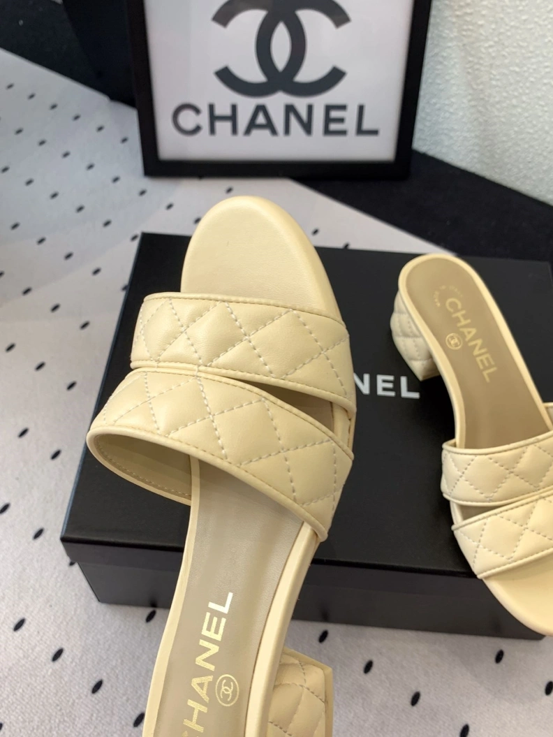 Minimalist Chxnxl Slippers 118961