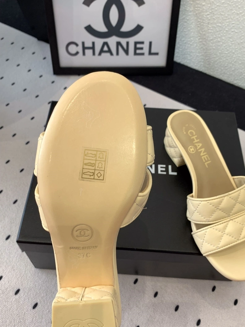 Minimalist Chxnxl Slippers 118961