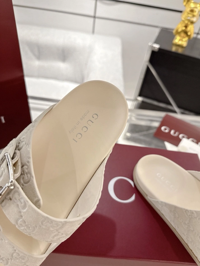 Resilient Gxccx Slippers 157094