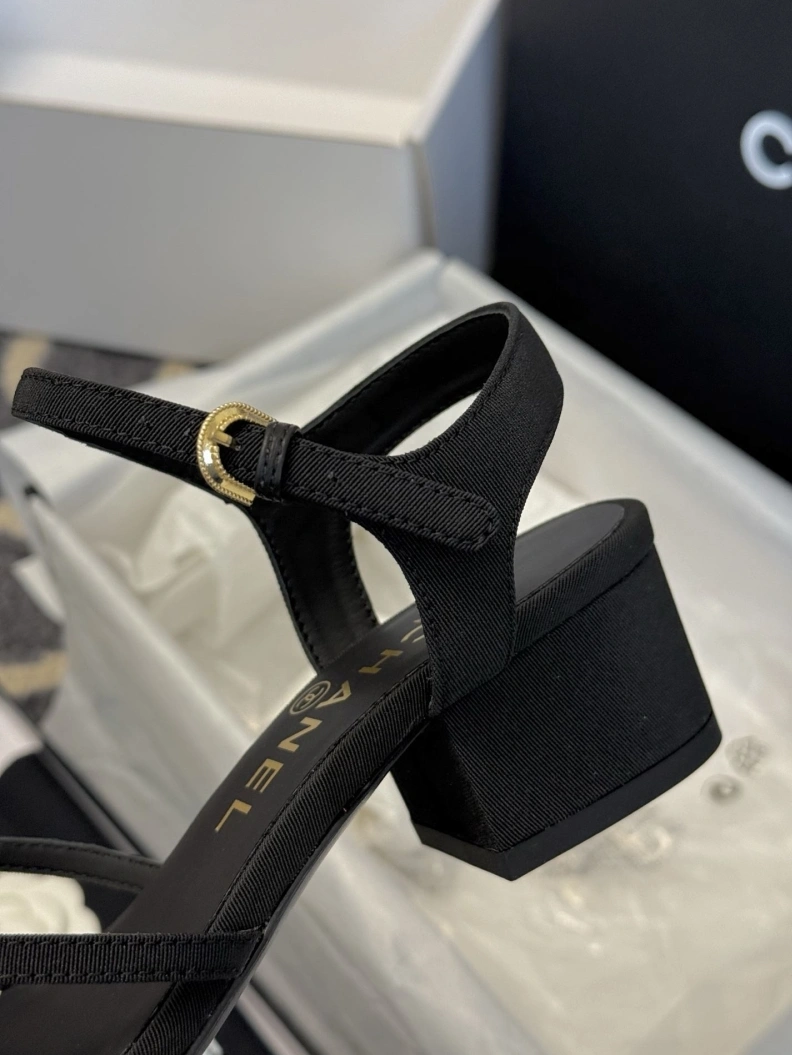 Versatile Chxnxl Sandals 119204