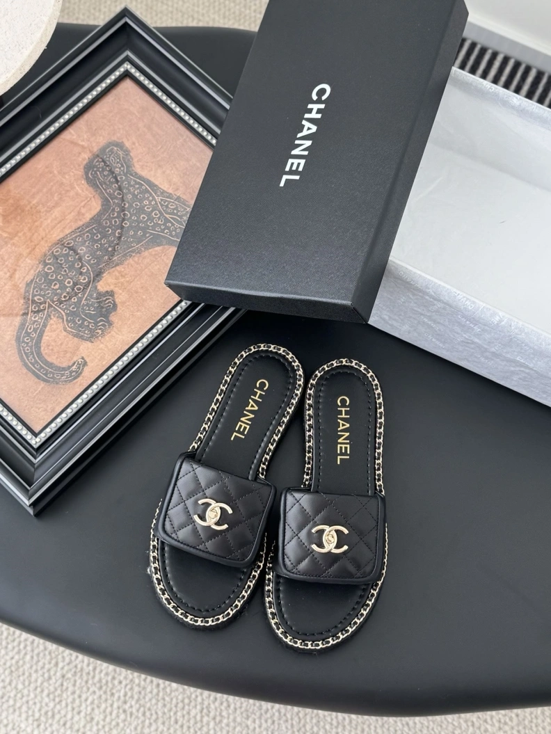 Durable Chxnxl Slippers 118934