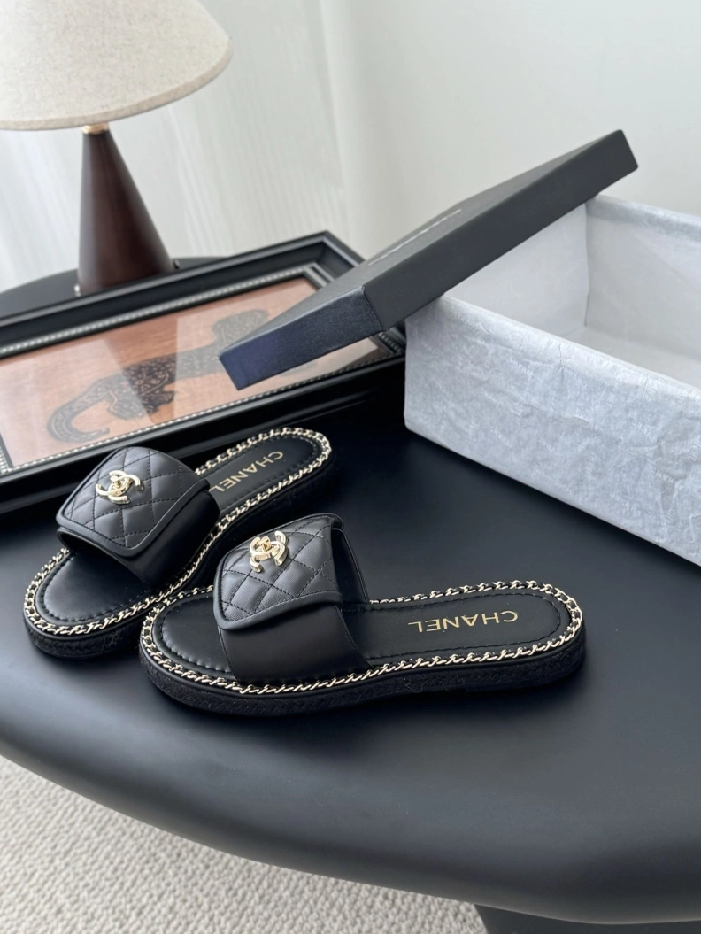 Durable Chxnxl Slippers 118934