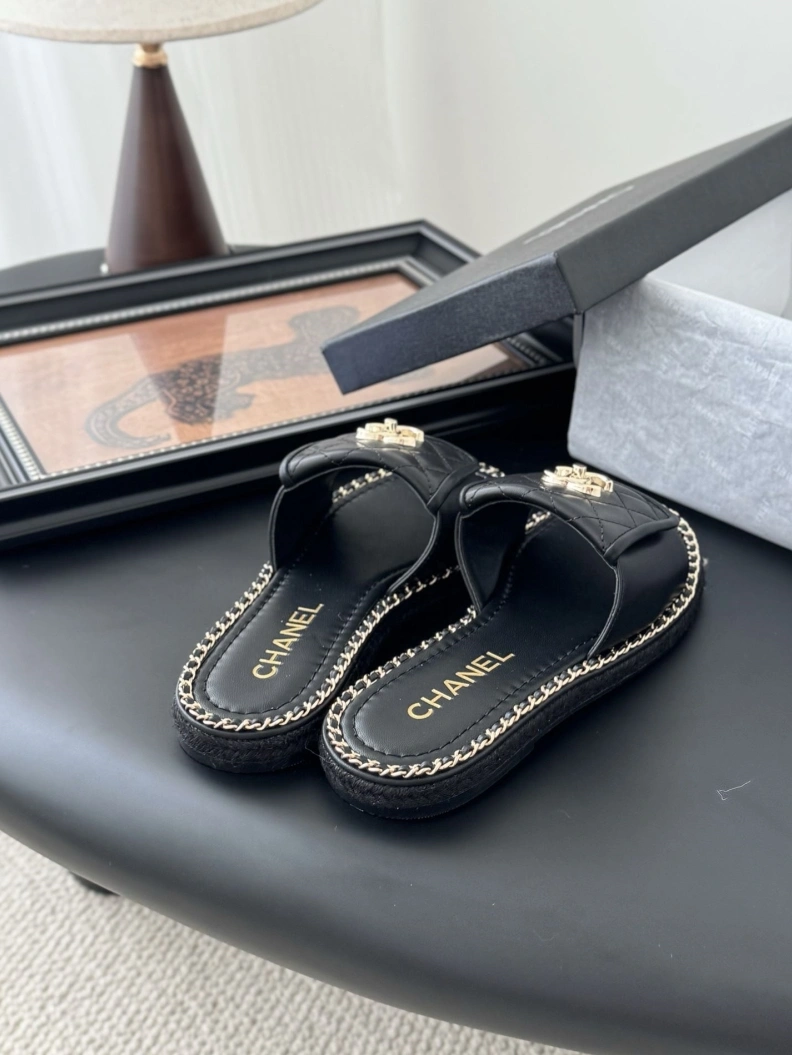 Durable Chxnxl Slippers 118934