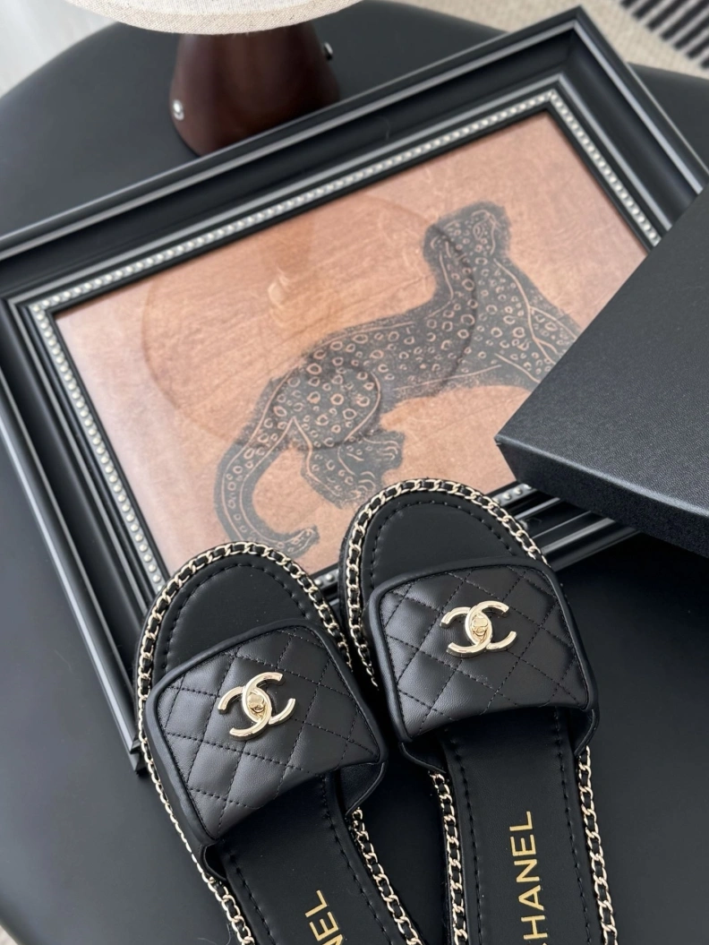Durable Chxnxl Slippers 118934