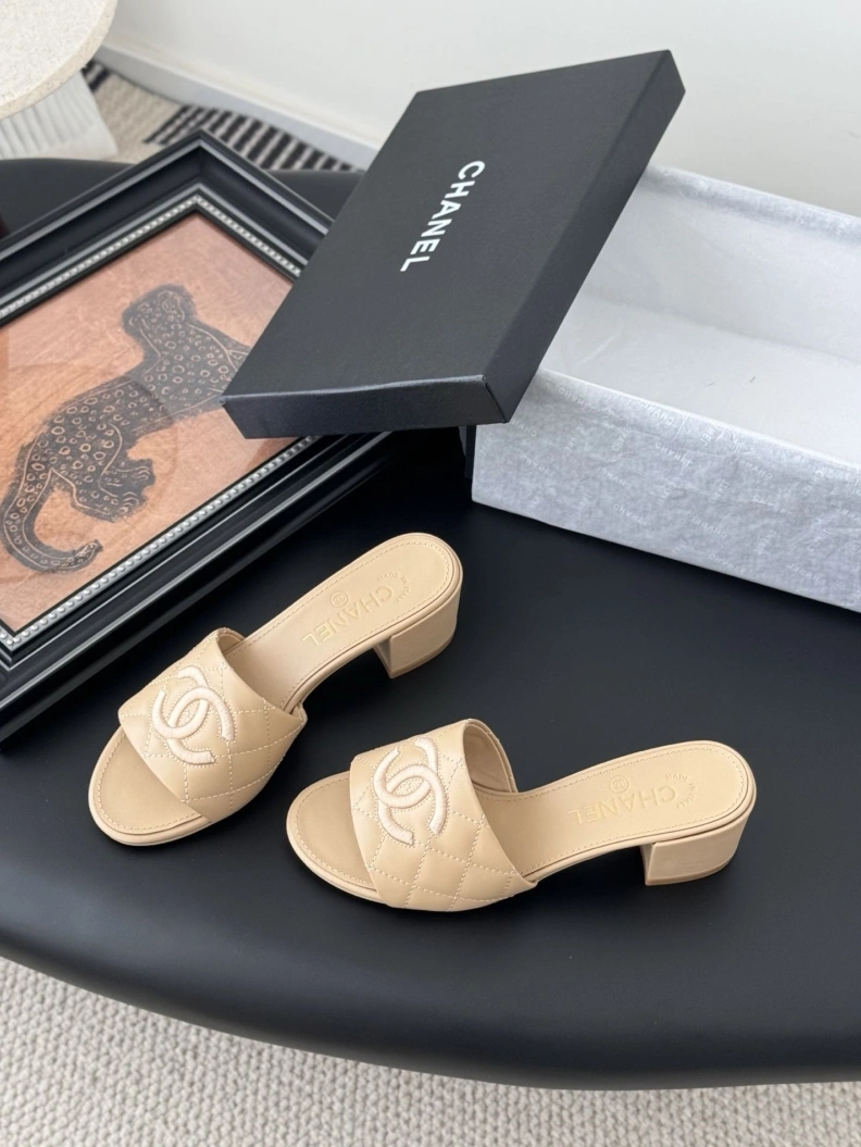 Trendy Chxnxl Slippers 118928