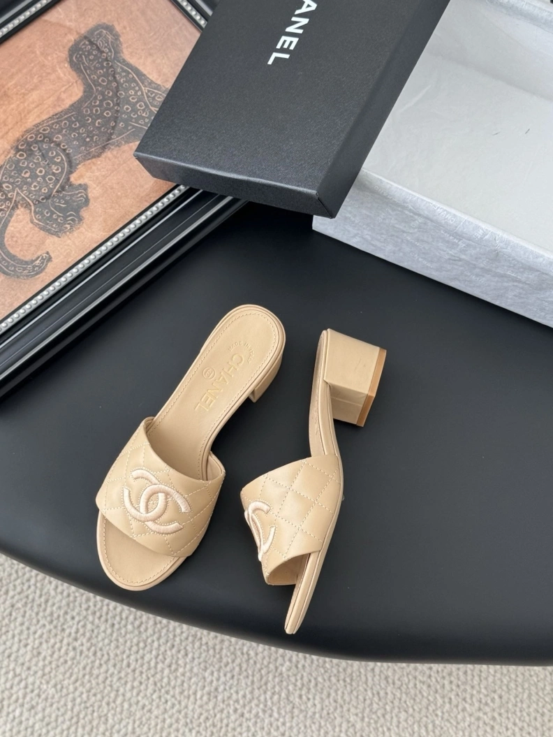 Trendy Chxnxl Slippers 118928