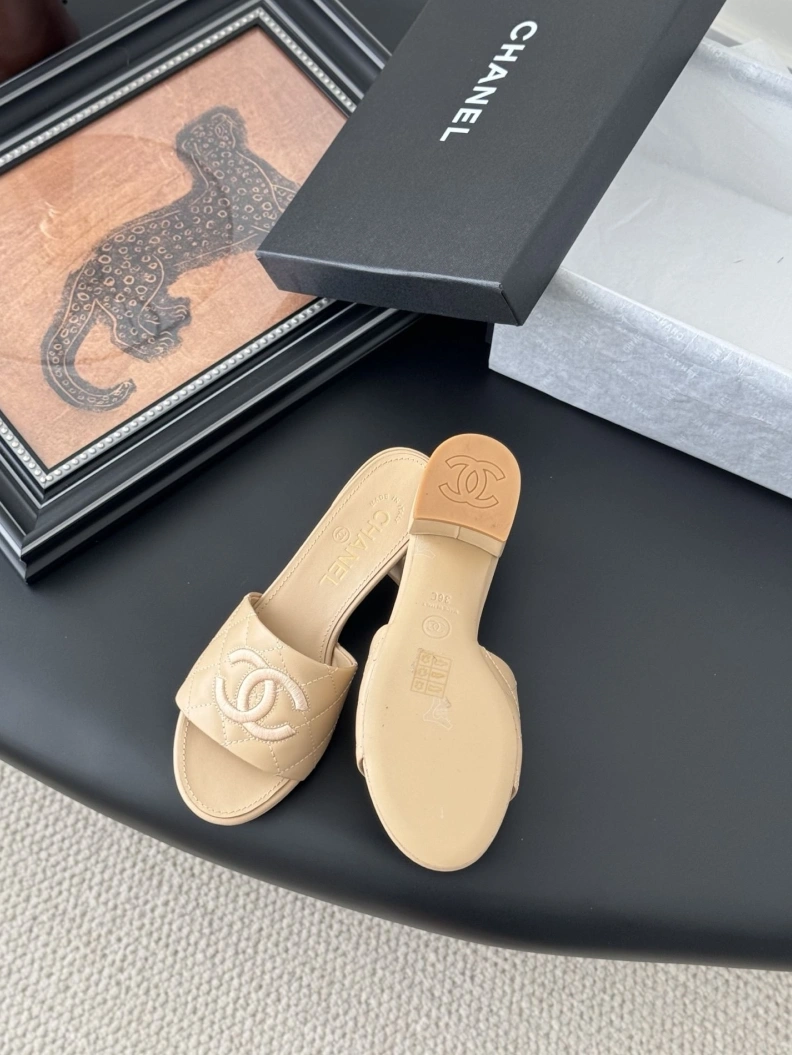Trendy Chxnxl Slippers 118928